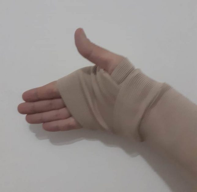 semn de bună purtare - mână bandajată