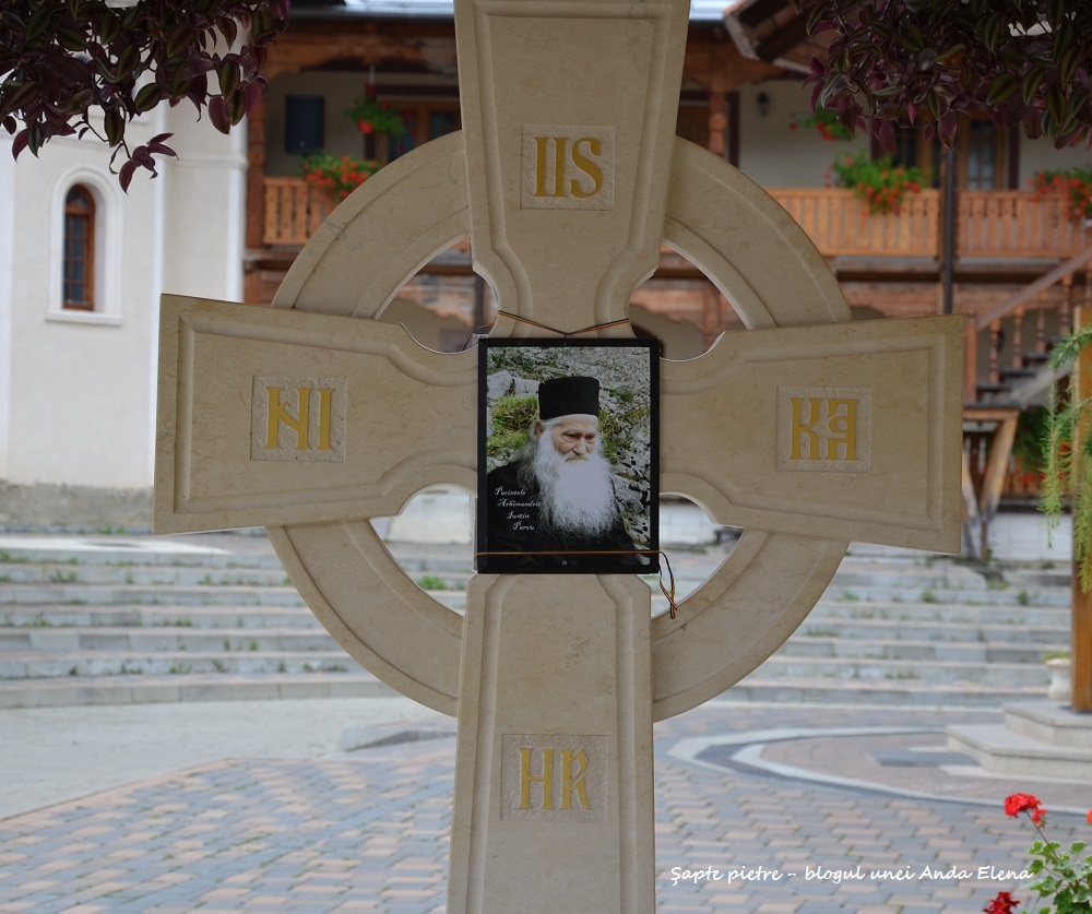 Cruce de la mormantul parintelui Iustin Parvu